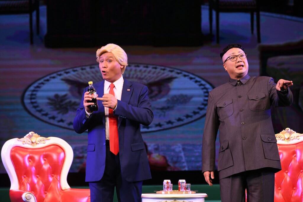 龍貫天（左）一人分飾毛澤東、特朗普和川普三角；陳鴻進（右）則演活了狂人金正恩。