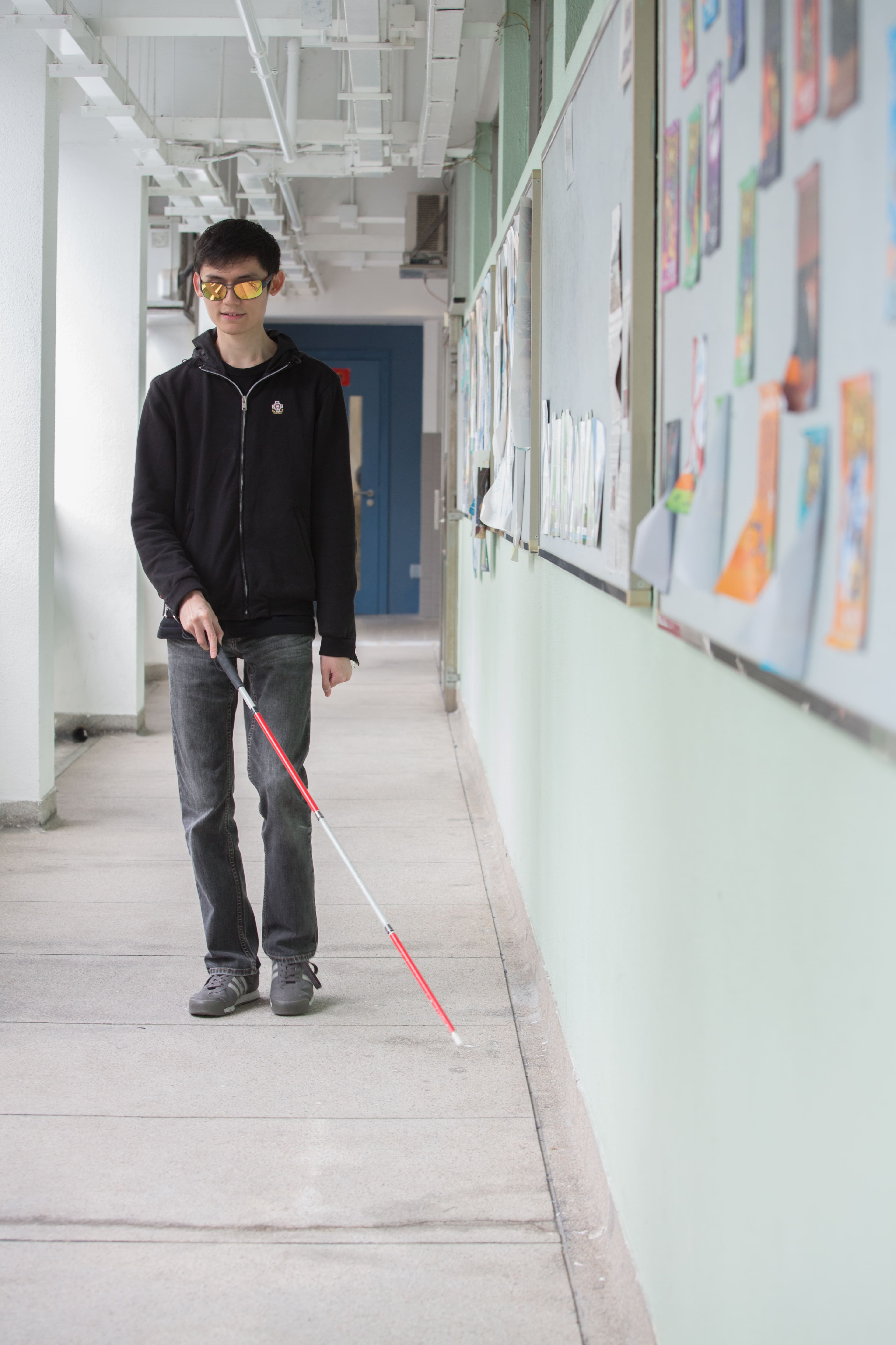 認路，對視障學生而言是一項挑戰。特別是中學的課程很多時都會在特別室上課，他們只能在同學協助下走過一遍又一遍，讓自己記得不同的路線。