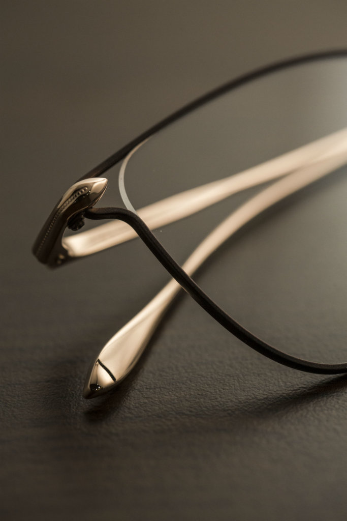 負責眼鏡設計的增永泰典，力求做到簡潔而精緻，眼鏡線條柔軟明快，滲出奢華感覺。