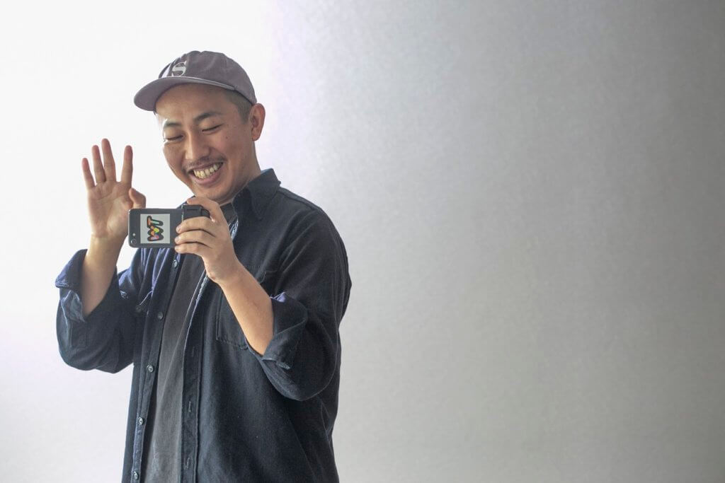 三宅唱，1984年生，曾於日本國內獲頒多個新導演奬，作品《Play-back》曾入圍歐洲極具代表性的獨立影展「2012羅加諾國際影展」競賽單元。2014年，他憑感覺用手機記下當前景色，剪輯成長鏡頭電影《無言日記》。