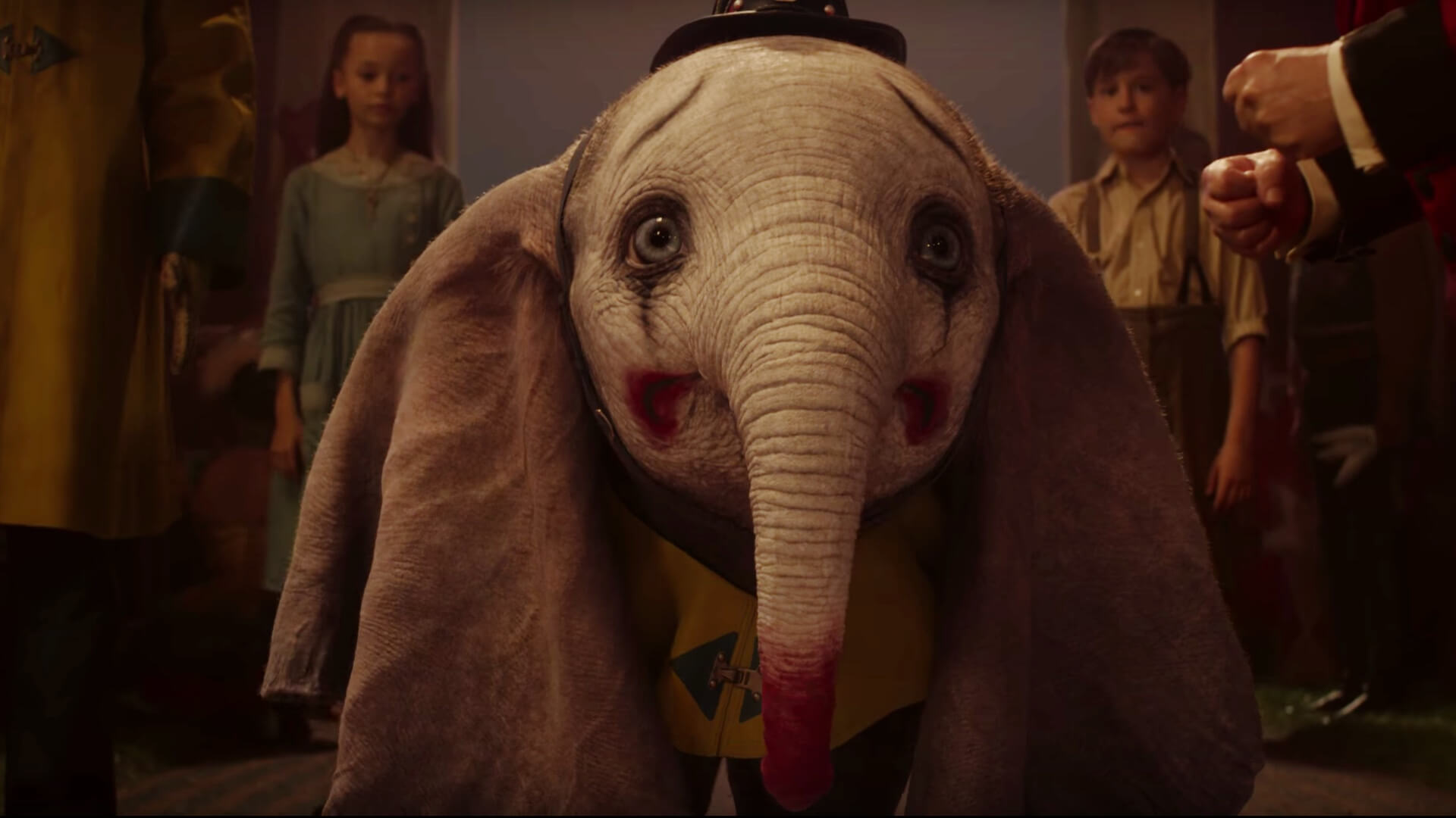 馬戲團視Dumbo的大耳朵為怪誕，竟然把牠打扮成小丑，讓觀眾嘲笑，這幕讓人心酸。後來Dumbo才被發掘到飛翔的異能。