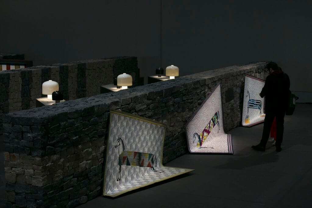 品牌將La Pelota展場布置成石牆迷宮陣，圖中的四方形毛毯(Plaid) Les Hippomobiles採用了喀什米爾羊絨及真絲，綴以玻璃珠子，讓馬兒圖案顯得神氣。