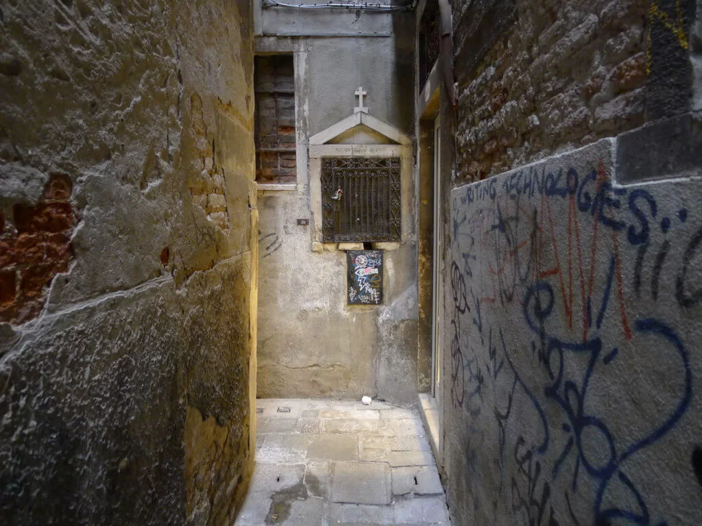 轉過小巷角落，聖母正在保佑這個城市的平安。