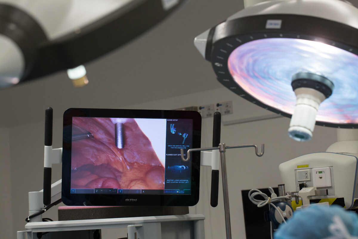 整個達文西手術系統，當然不是單指高科技的機械臂，還需要把配合不同的手術工具，並把一個三維的高清鏡頭放進病人體內，讓醫生清晰掌握病人的狀況。要求科技與操作的緊密結合。