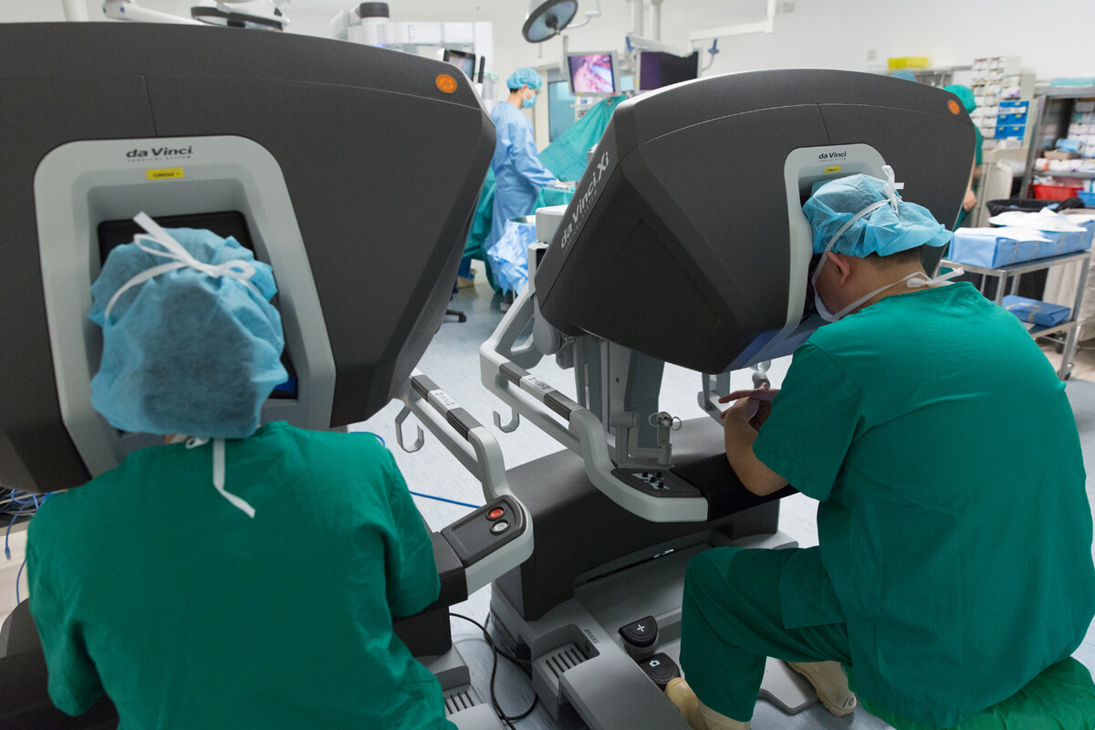 中文大學醫學院一直希望培養更多醫生使用達文西手術系統，現時醫生經過專業培訓後，便有機會學習機械臂的應用，希望醫學院能成為國際級的微創手術訓練基地和研究中心。