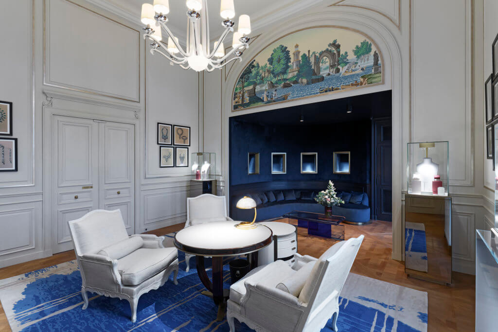 位於1樓的Salon des Créations充滿田園風情，加上Maison Zuber 全新出品的十九世紀風格壁紙，散發濃郁的歷史氣息。這個空間不但色彩豔麗，更展示著 Boucheron 的獨特珍寶。