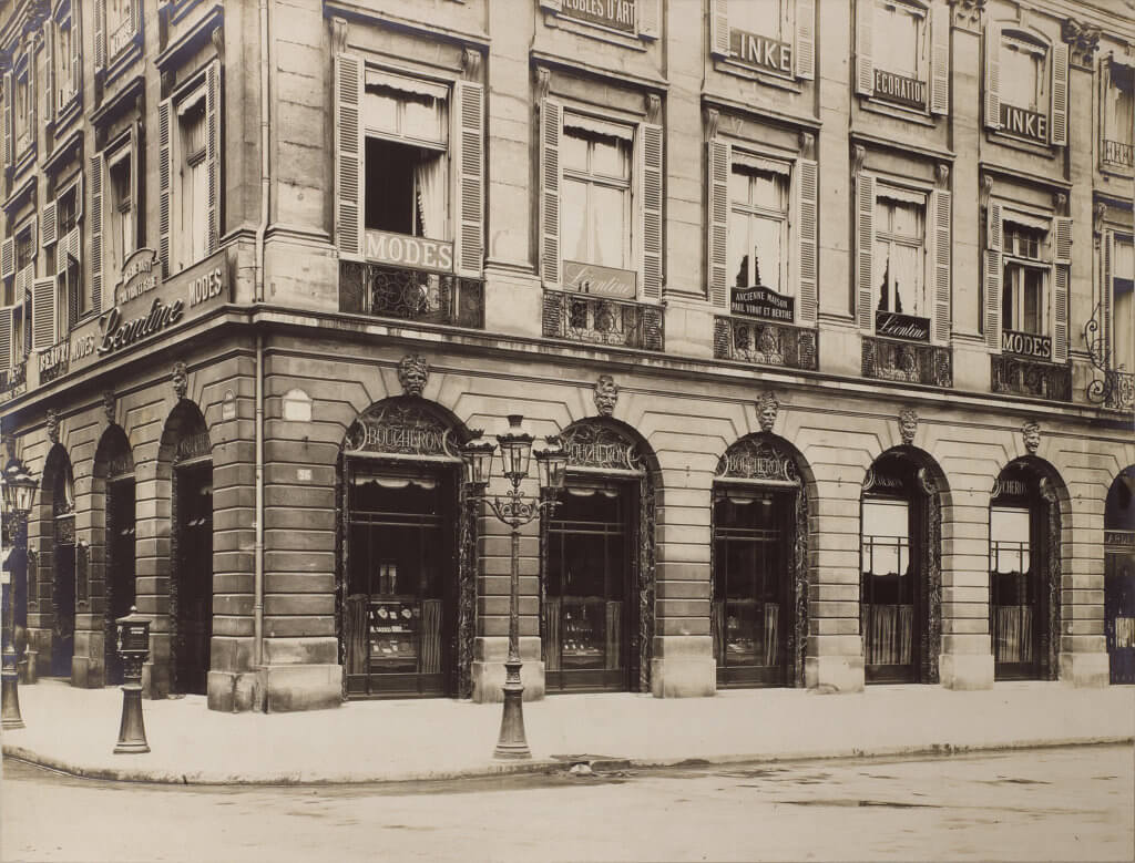 1895年至1900年間，Boucheron芳登廣場26號的舊貌，八道綠色大理石拱門彰顯世家的非凡氣派。