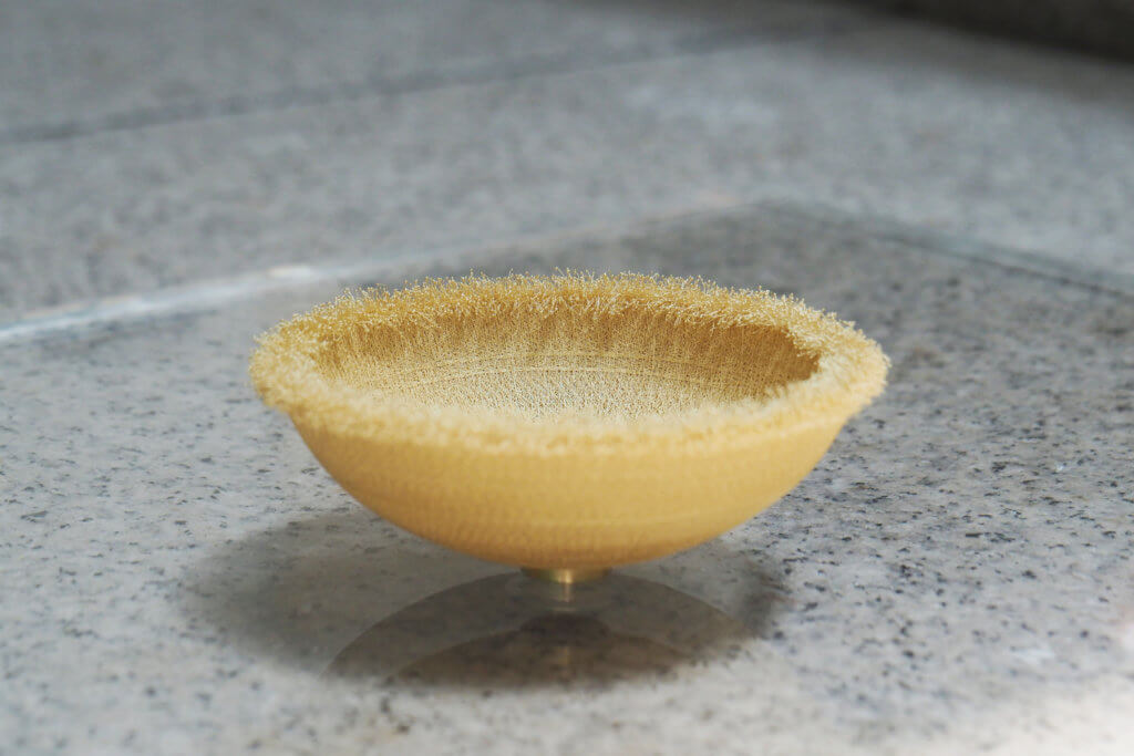 Giovanni Corvaja（意大利） 作品：《Mandala bowl》  素材：18K黃金，顏料 Corvaja運用自家研發的技術令黃金幼如髮絲，再將金絲編成碗狀，將古老煉金術意念與尖端技術結合。