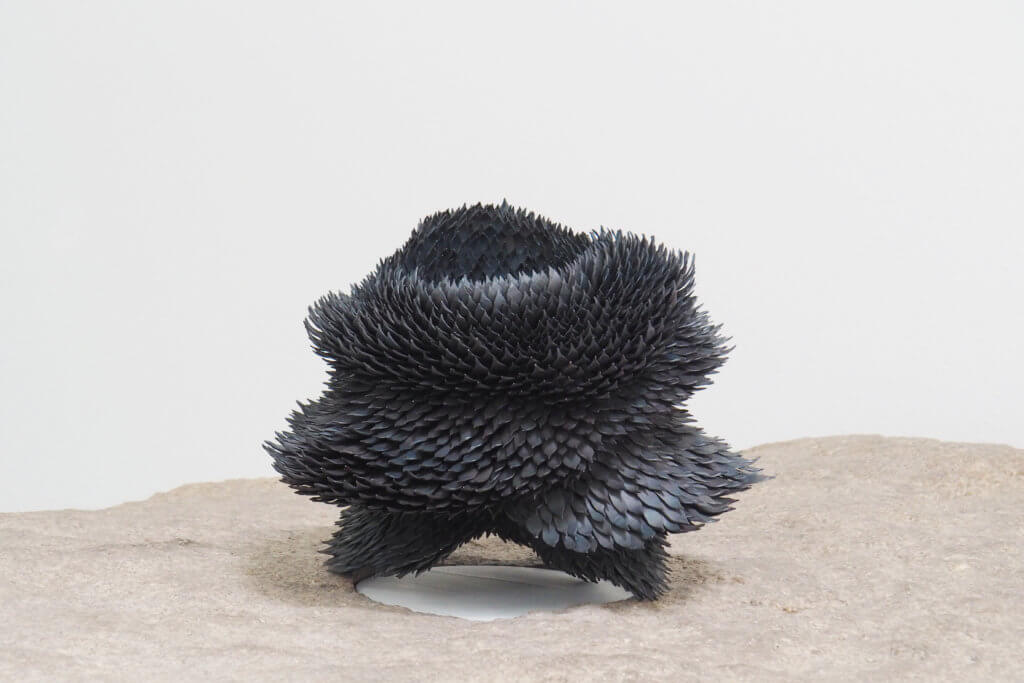 Junko Mori（英國）  作品：《Propagation Project; Nigella Chrysanthemum》  素材：蠟質塗層，軟鋼 Junko Mori將幾千塊鋼片逐一組合而成，如同有機體的突變，過程中會發生事故，但Junko Mori又可以發揮創意。