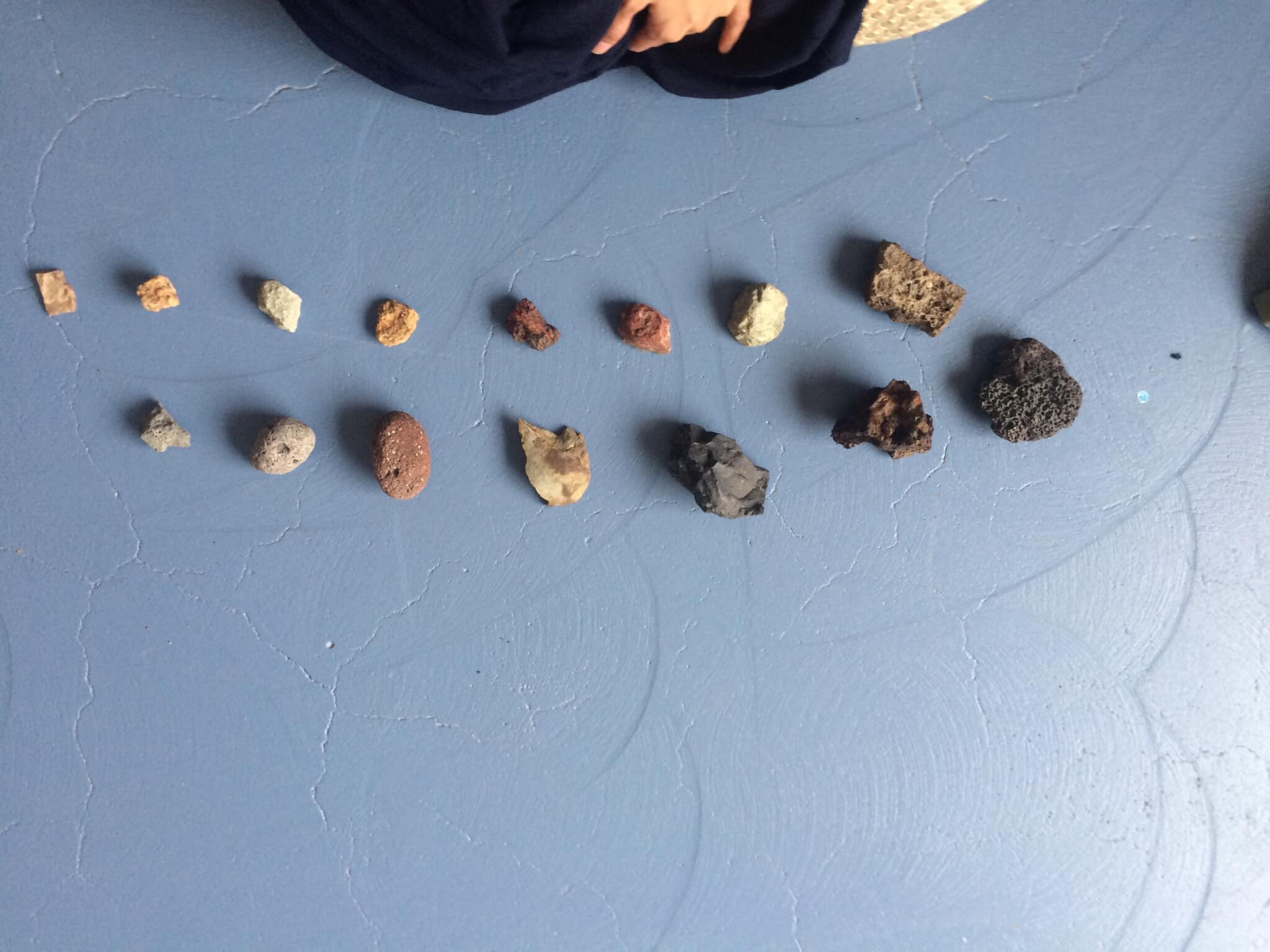 這都是從冰島不同地質地區撿回來的石頭。傳說冰島的石頭屬於精靈，我跟石頭握着手，向精靈問好。