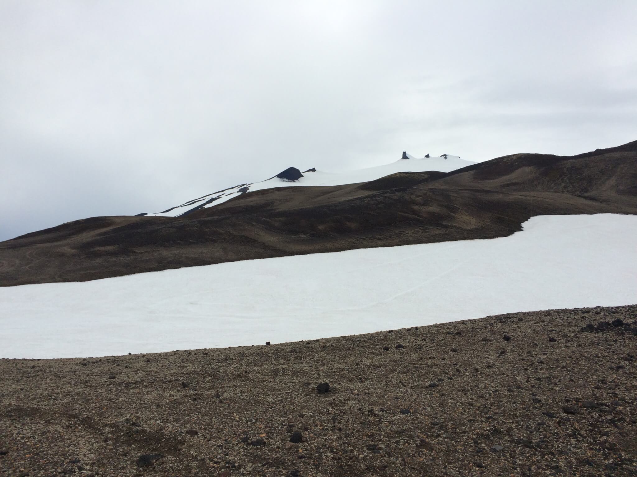 冰島北部的某處火山，四周都是炭灰啡色的碎石和一坨坨終年不融的冰，看起來就像塊極巨大的OREO，我心裏在掛念一杯麥旋風。