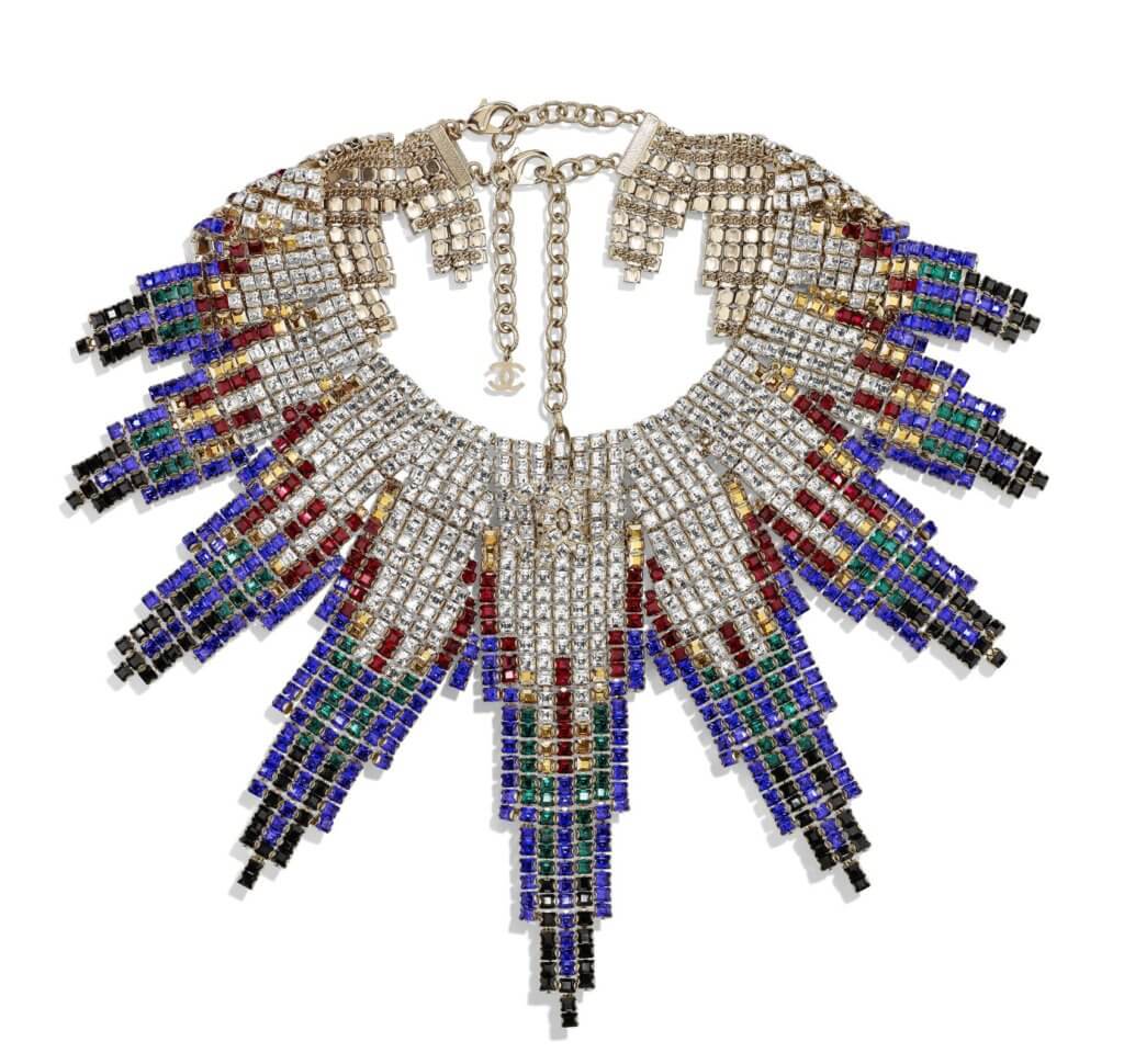 系列中最矚目的Art Deco頸鏈由專造珠寶配飾的Desrues工坊所製，由工匠人手鑲上一千五百顆色彩鮮豔的水鑽而成，營造出曼哈頓天際線的效果。