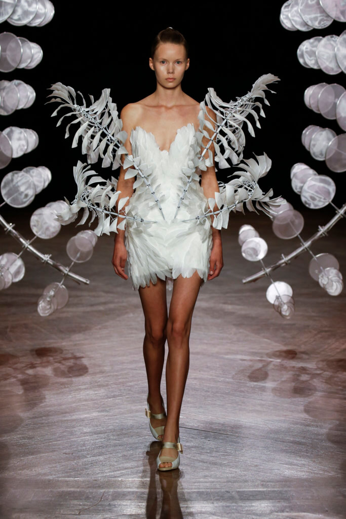 壓軸的白色羽毛連身裙名為「無限」（Infinity），裙子上裝有骨架，以及一條條精心裁剪的羽毛，裝置會隨風而轉動。