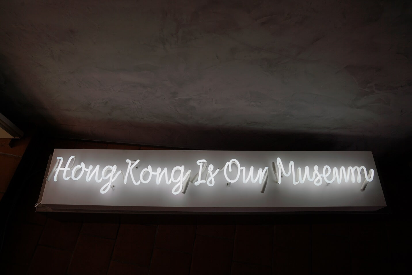 MAP Office《HONG KONG IS OUR MUSEUM》──燈箱放於地上，而且刻意有點歪斜不貼牆身，突出香港由二百六十三座島嶼組成的特點。 