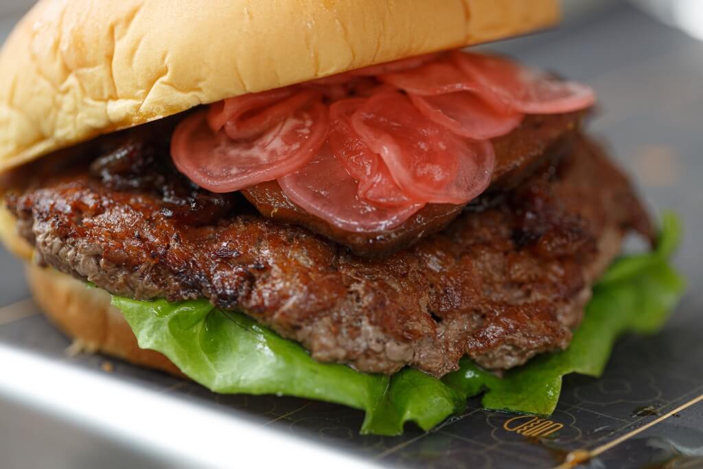 The Chairman Burger // 7月13日在中環ifc店限定推出800個的漢堡，配料有牛肉漢堡、慢煮洋蔥、牛舌、醃蘿蔔和中式豆醬配合四川花椒，可謂中西合璧。 （$80）