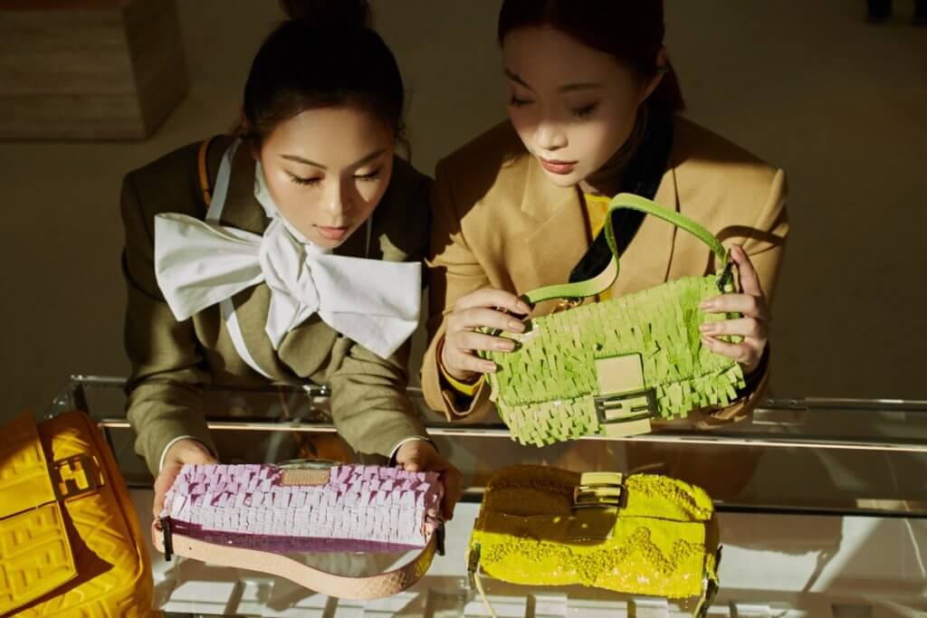短片中展出多款不同尺寸、色調、款式的Baguette手袋 