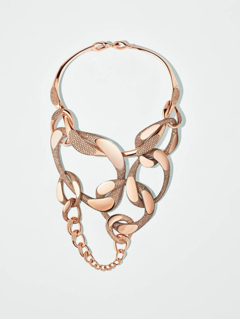 Hermès Fusion以扭繩狀鏈節為藍本，設計環環相扣，塑造出盤纏交錯的形態，結合鈦金屬與玫瑰金，鋪鑲棕色鑽石，表面拋光處理呈現閃亮奪目效果。