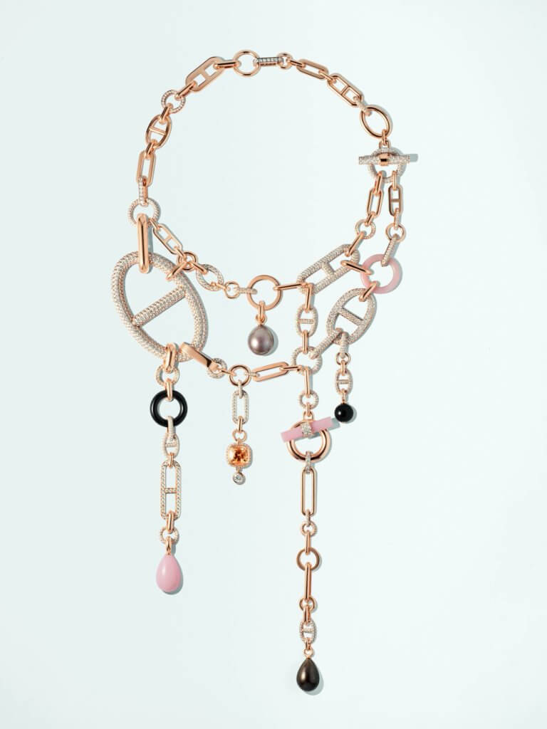 玫瑰金、鑽石和粉紅色蛋白石，與黑翡翠、珍珠、橙色藍寶石和黃玉，以連繫、分離或懸垂的方式呈現出細緻複雜的構圖，玩味十足。