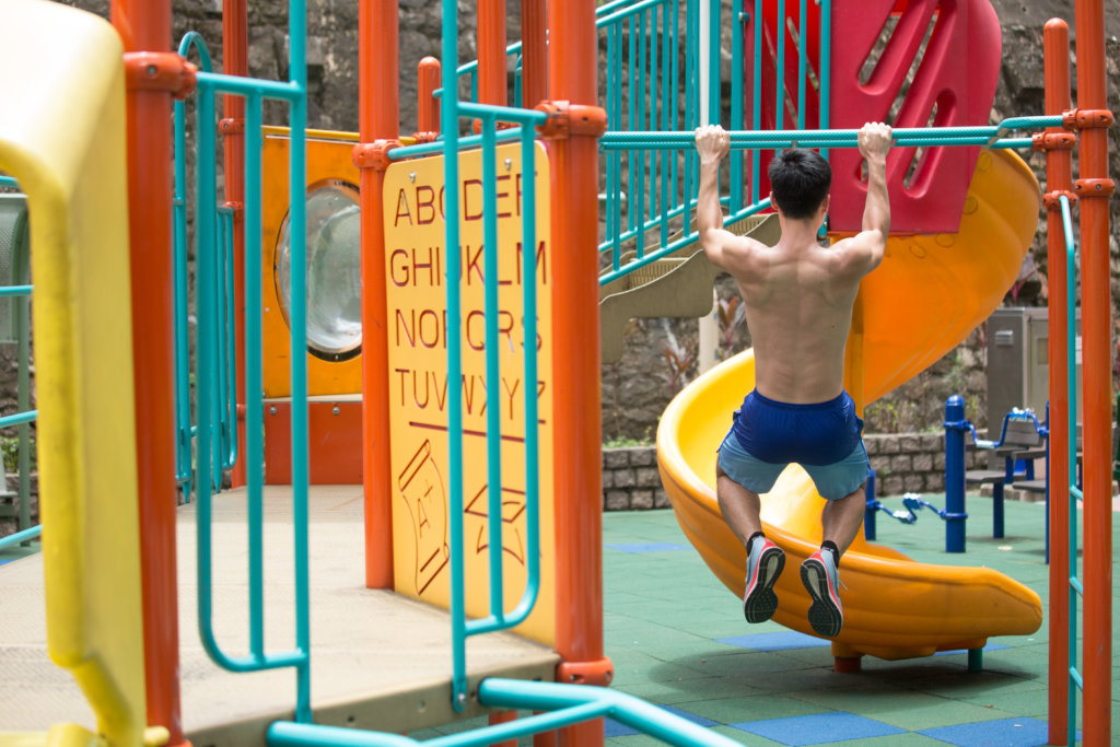 荔景邨缺乏運動設施，年輕人想有地方健身也只能到公園。
