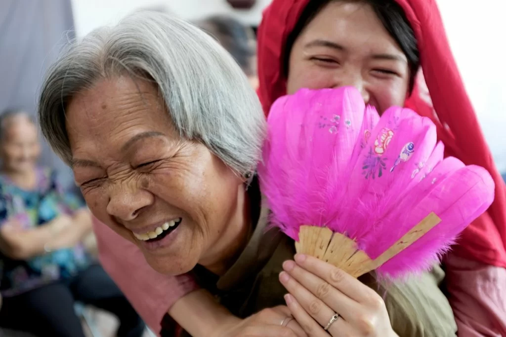 Rainbow很快就跟婆婆打成一片，她們更跟她模擬婚嫁儀式。