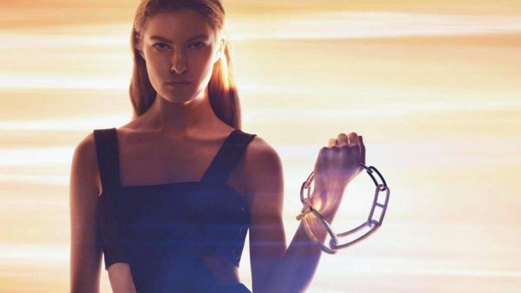 訪問時Reulet以這張照片解釋"Artisan des lumières"愛馬仕女性的個性，圖中不但呈現頸鏈的細緻設計，模特兒以手強而有力量地握住頸鏈，為自己挑選珠寶，也象徵着獨立和對自己的肯定。
