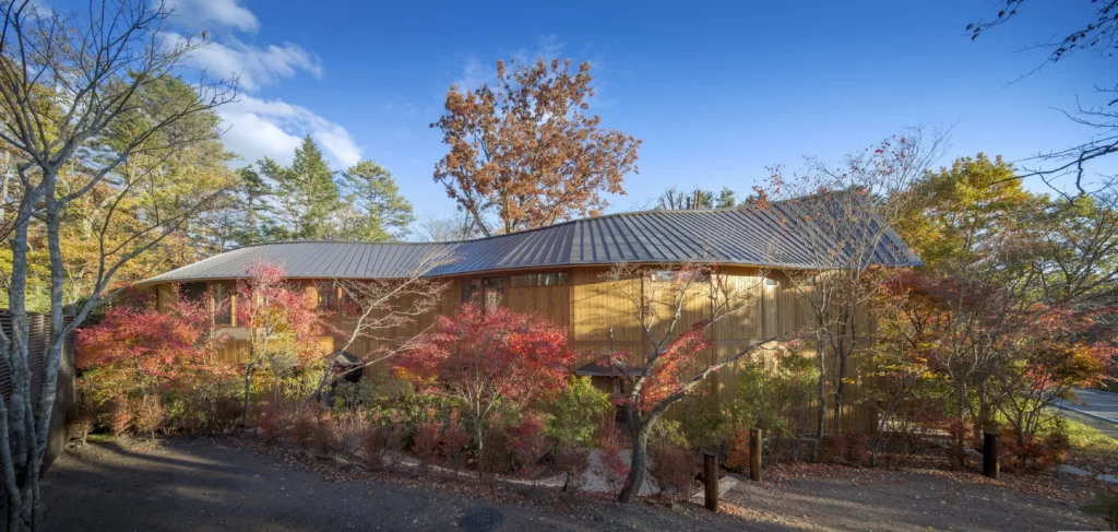 Shishi Iwa House是一列木建築房子，彎彎曲曲的依山而建，避開砍伐原生大樹。