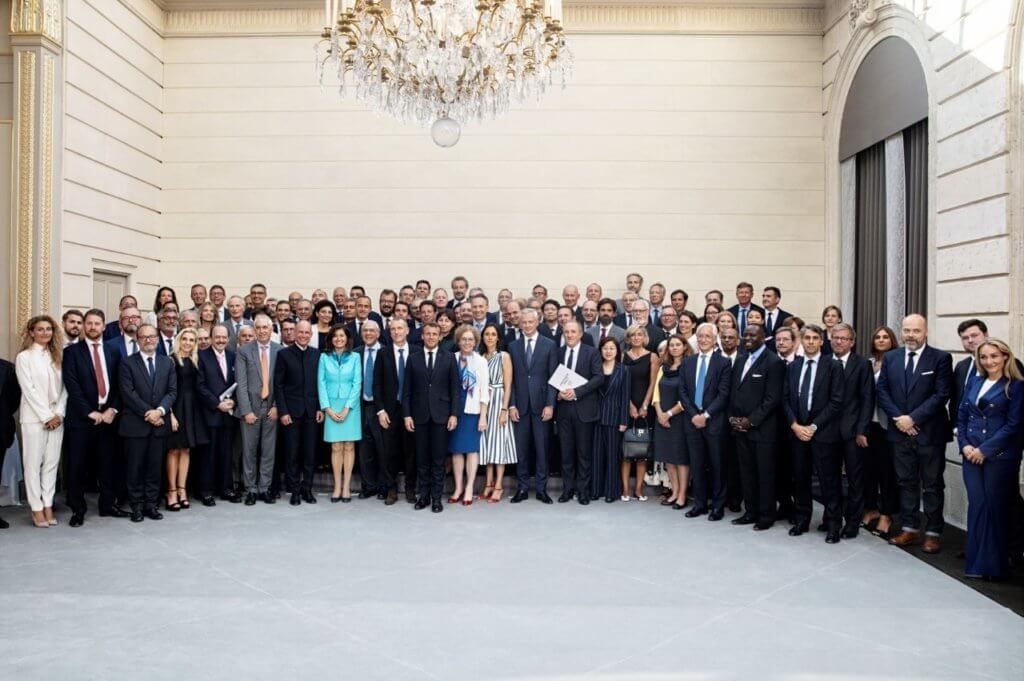 Zegna，Chanel，Hermès等三十二間時尚及紡織品公司在法國總統馬克龍的倡導下聯合簽署了《Fashion Pact》，並由馬克龍在G7峰會期間向各國首腦提交。 