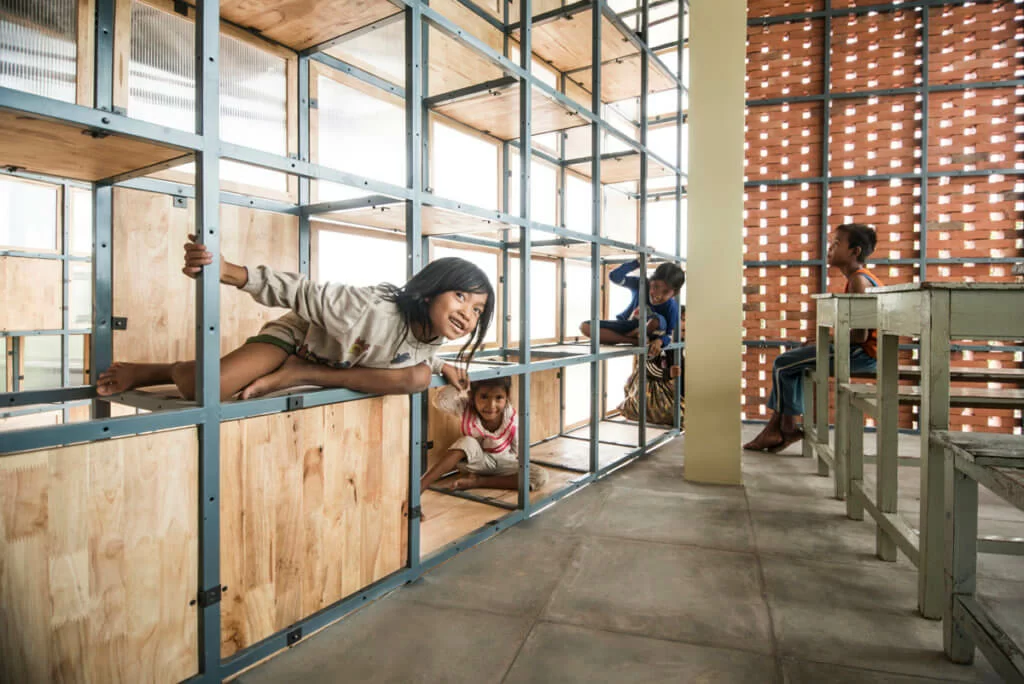 二人認為一些柬埔寨建材及傳統技術教他們目不暇給。土產鐵架運用得宜，實用得來又有美感。小朋友在通窿牆身玩得不亦樂乎。