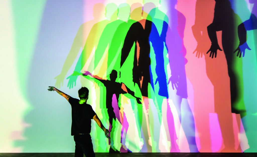 《Your uncertain shadow》（2010）是場內互動性最強的作品，也是展覽打卡位。
