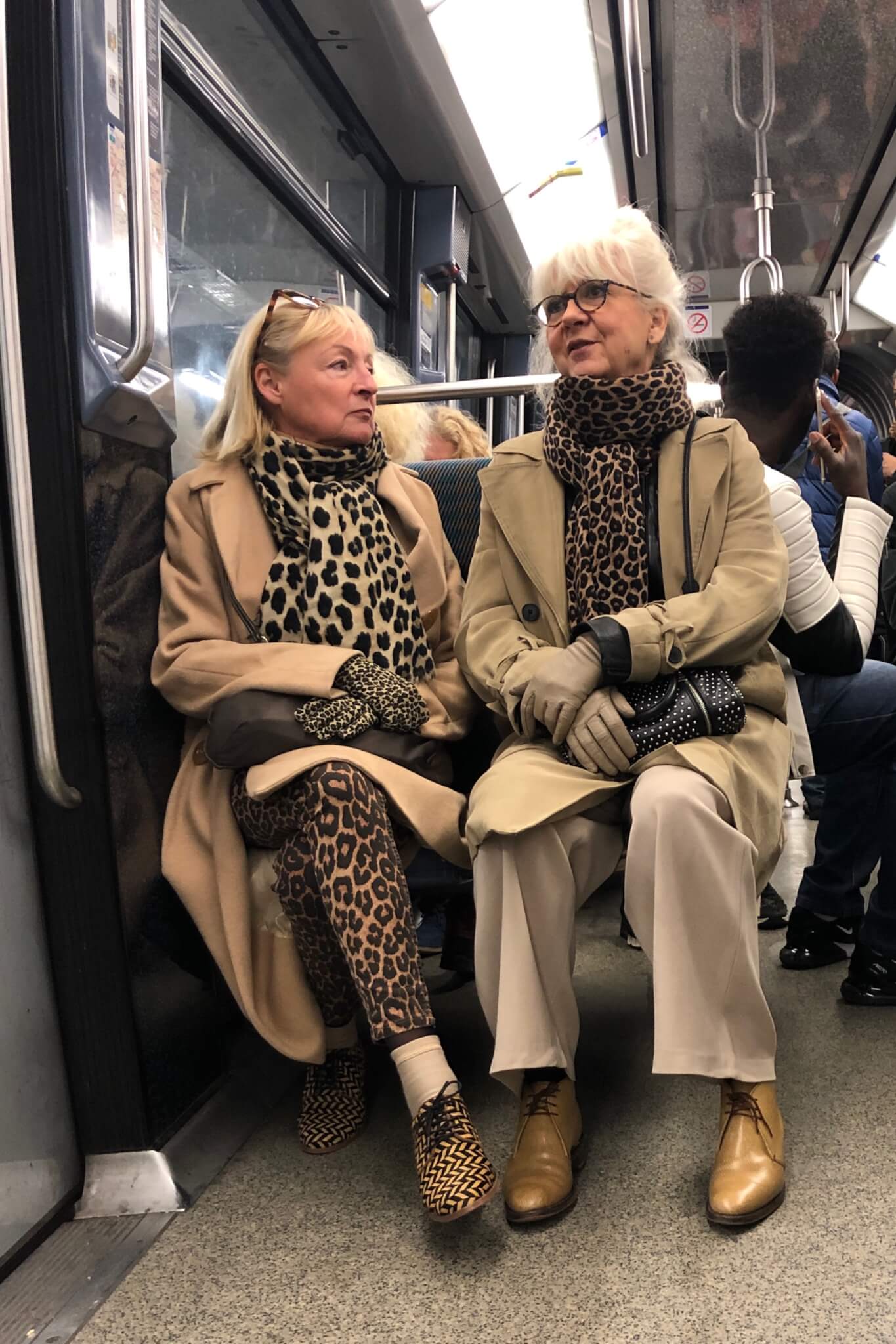 Caught this “we are best-friends-forever and let’s dress to kill” matching outfit ladies. C’est parafit! 