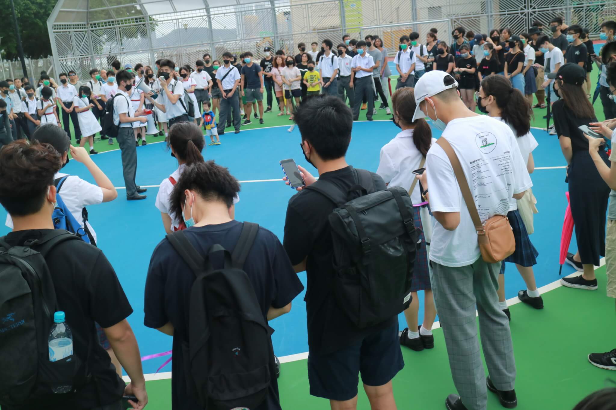 活動最後走到小西灣海濱花園足球場結束，圖為學生與街坊為已離逝的示威者默哀。