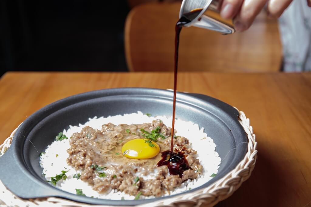 冬菜蒸牛肉餅煲仔飯//把雞蛋、甜豉油和植物肉餅攪拌吃，很像窩蛋牛飯。特別有香港風味！若有飯焦，口感會更佳。（$108）