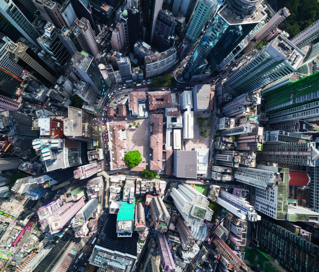 從高空可見大館位處中環的心臟地帶，與旁邊的高樓大廈形成強烈對比。