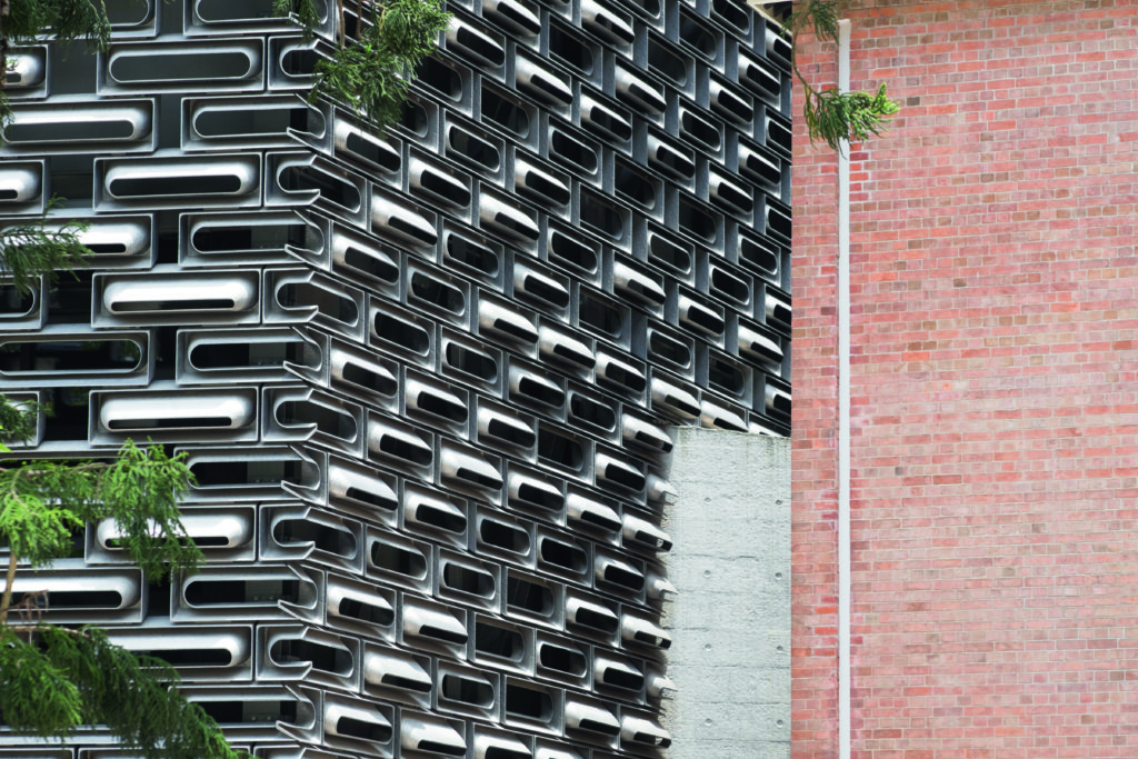 瑞士建築事務所Herzog & de Meuron在設計賽馬會立方及賽馬會藝方時，發現無論是監倉牆身、圍牆的石磚抑或地下的磚塊都是橫向的長方形，所以便以此為靈感，以回收的金屬輪圈設計出長形而通透的鋁磚。