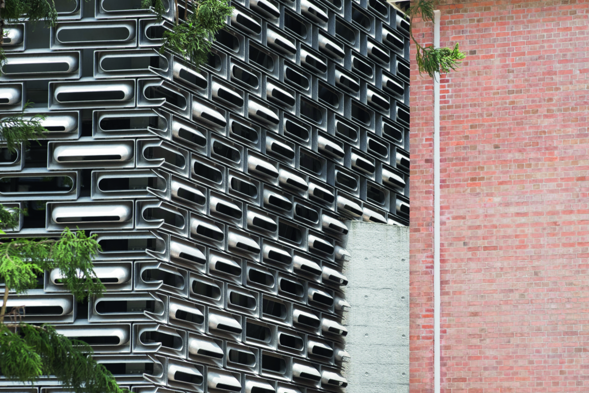 瑞士建築事務所Herzog & de Meuron在設計賽馬會立方及賽馬會藝方時，發現無論是監倉牆身、圍牆的石磚抑或地下的磚塊都是橫向的長方形，所以便以此為靈感，以回收的金屬輪圈設計出長形而通透的鋁磚。