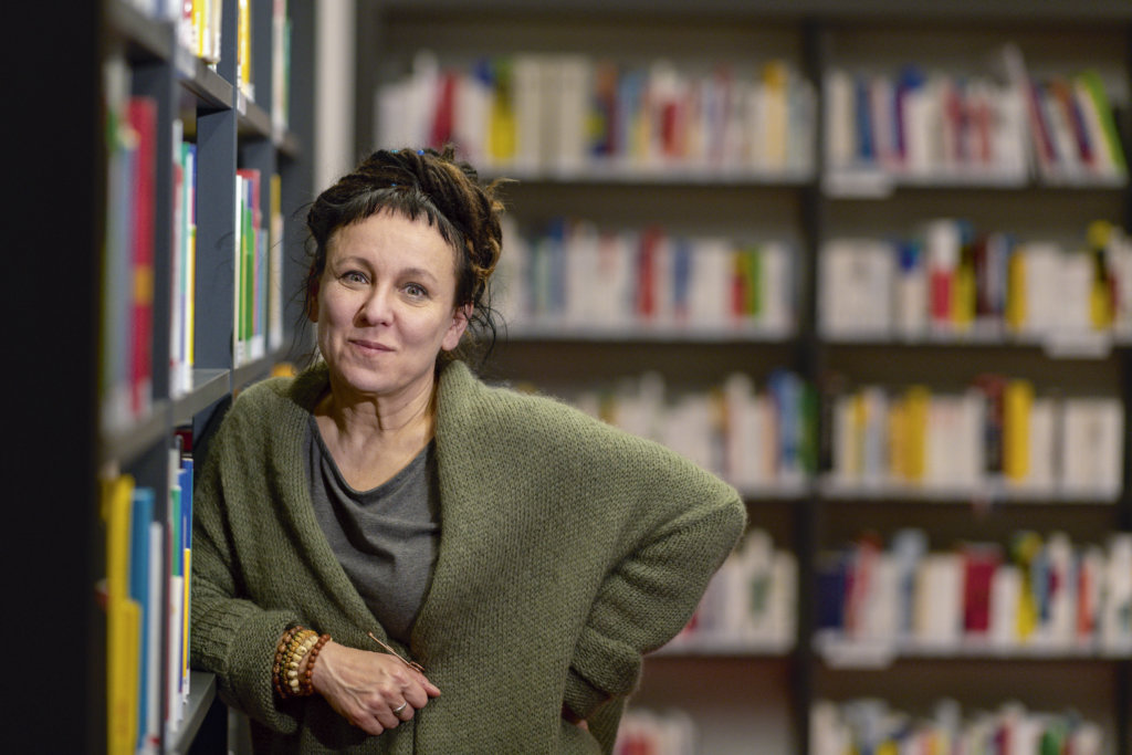 五十七歲的波蘭作家奧爾嘉．朵卡萩（Olga Tokarczuk）為2018年諾貝爾文學獎得主，獲悉得獎時她正在德國宣傳新書。