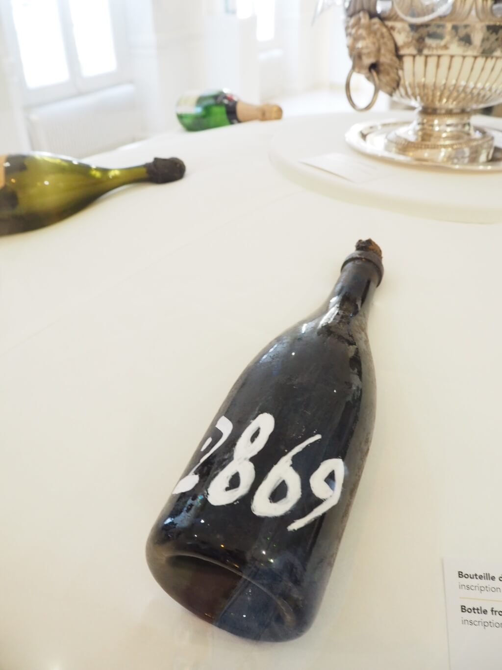 早年的香檳瓶以人手描寫出釀造年份， 充滿了工藝感。