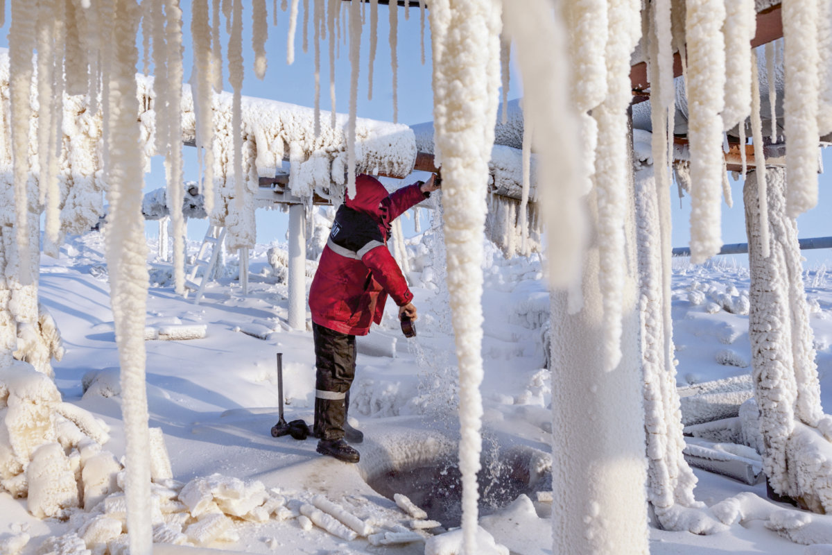 一名工人在俄羅斯北極地區的科米地區修理了一條洩漏的管道，該地區擁有一些世界上最大的天然氣礦牀。