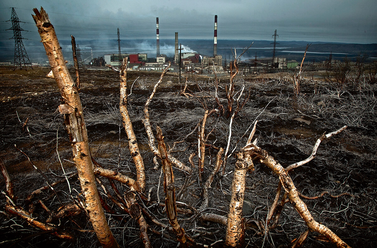 在俄羅斯北極小鎮尼克爾，金屬開採排放的二氧化硫（是造成酸雨的原因）殺死了大量植被。