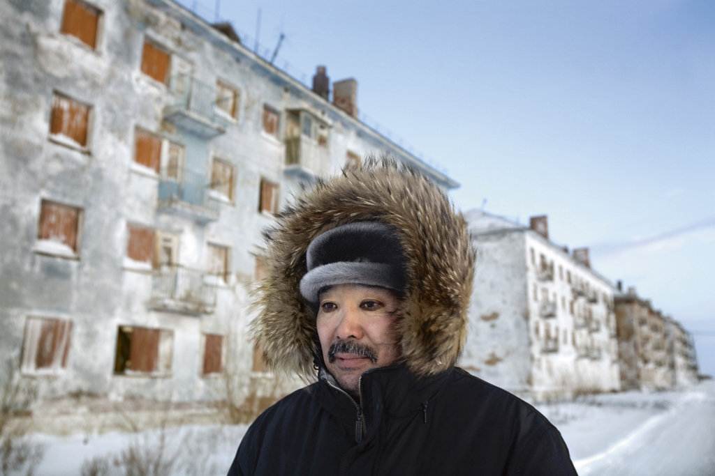 煤礦工人卡普．別爾蓋耶夫（Karp Belgayev）是廢棄村莊約瑟爾（Yor Shor）最後十個居民之一。他在一家煤礦開採廠工作十年後，再無法去除眼睛周圍的黑眼圈。他留守的村莊一片荒蕪，冬季氣溫低至零下五十度。