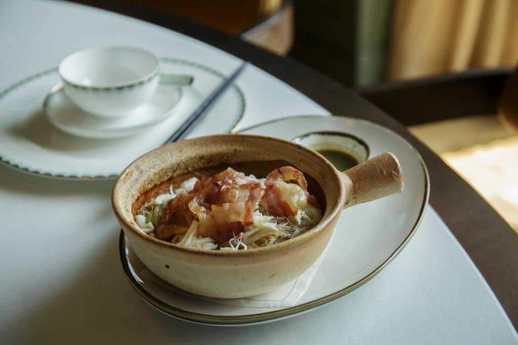 這裏的中式美食，如藍蟹 粉絲及鮮蘑菇素餃都是香港會社獨家供應。