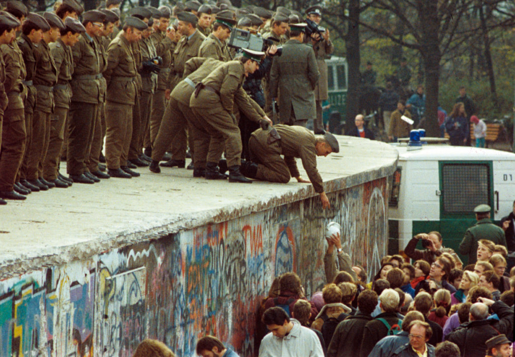 1989年11月11日，西柏林市民向邊防軍遞上一壺咖啡。（圖片：法新社）