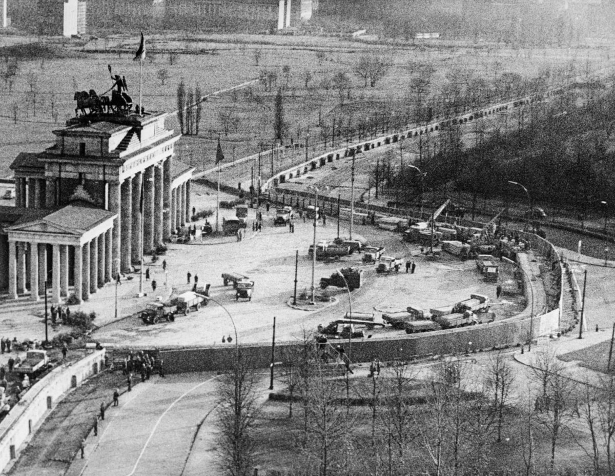 1973年東柏林建築工人在勃蘭登堡門（德語：Brandenburger Tor）附近加固柏林圍牆。（圖片：法新社） 
