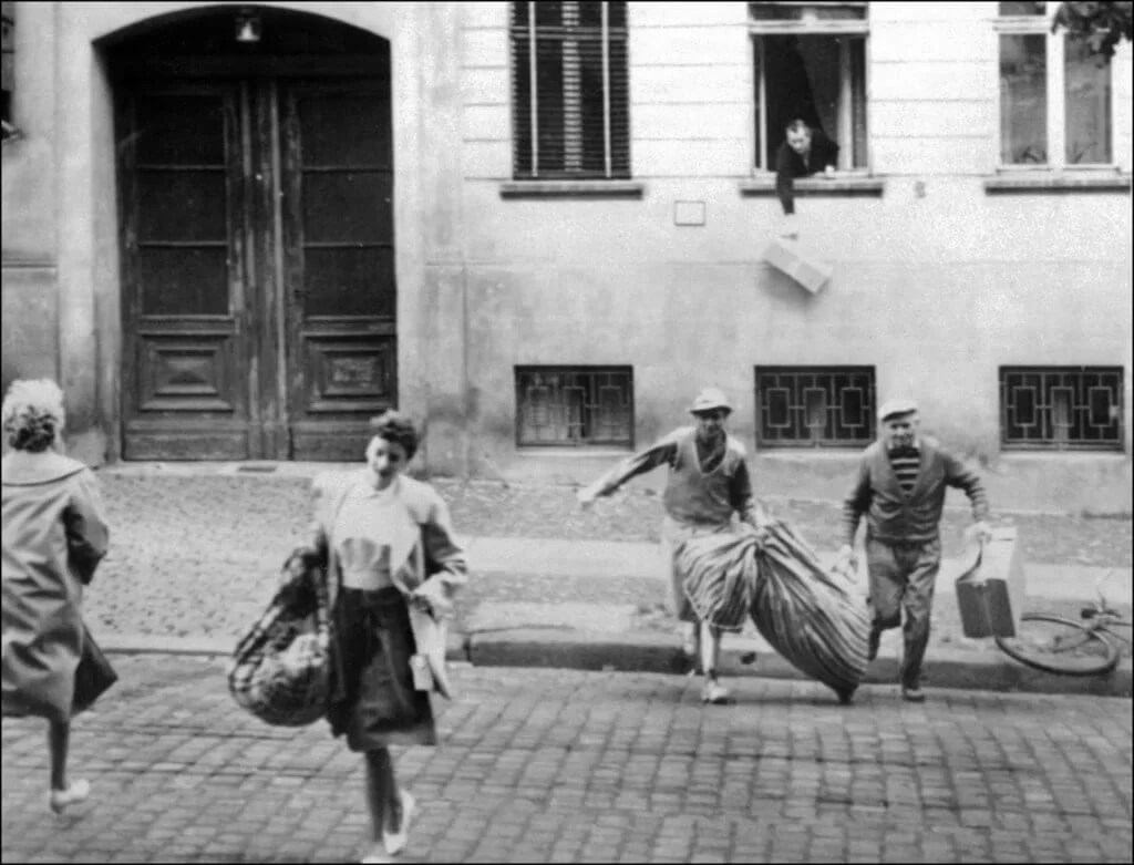 1961年8月11日，東德家庭在柏林被東德政府新建的圍牆一分為二之前逃離家園。（圖片：法新社）