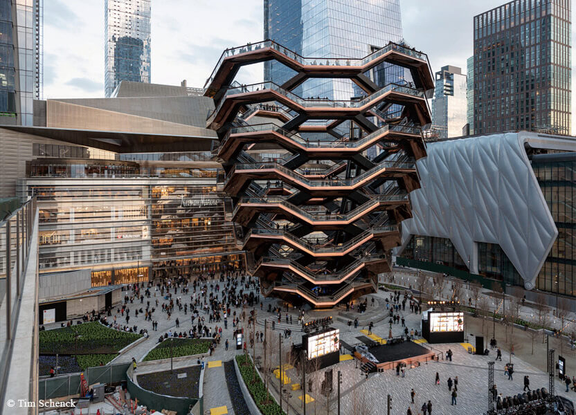 由 Thomas Heatherwick 設計的 Vessel 矗立於紐約曼克頓西區，建築外形酷似蜂巢，以縱橫交錯的樓梯建構而成。