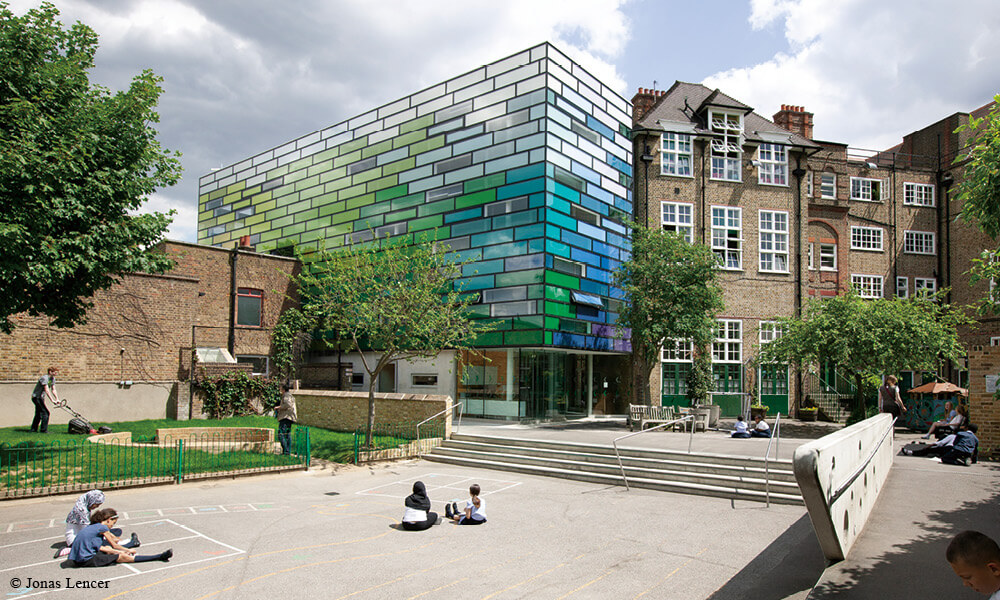 英國 Clapham Manor Primary School 的新教學樓處於古舊的建築環境中，Sadie Morgan 運用大膽色彩創造出別樹一幟的風格。