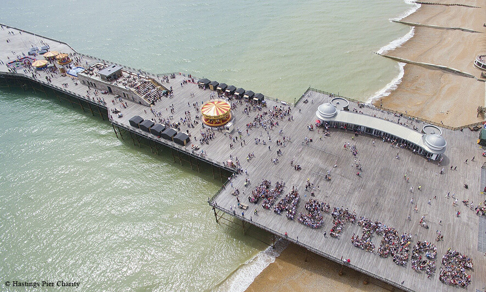 Hastings Pier 始建於1872年，1990年受風暴嚴重損毀，至2010年再遇嚴重火災，後經 dRMM Architects 設計復修，榮獲2017年史特靈獎。