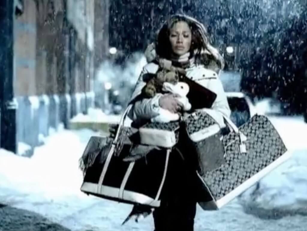 Jennifer Lopez與Coach本來已有淵源，早在2002年拍攝的《All I Have》音樂MV，她已經攜帶品牌的經典手袋。