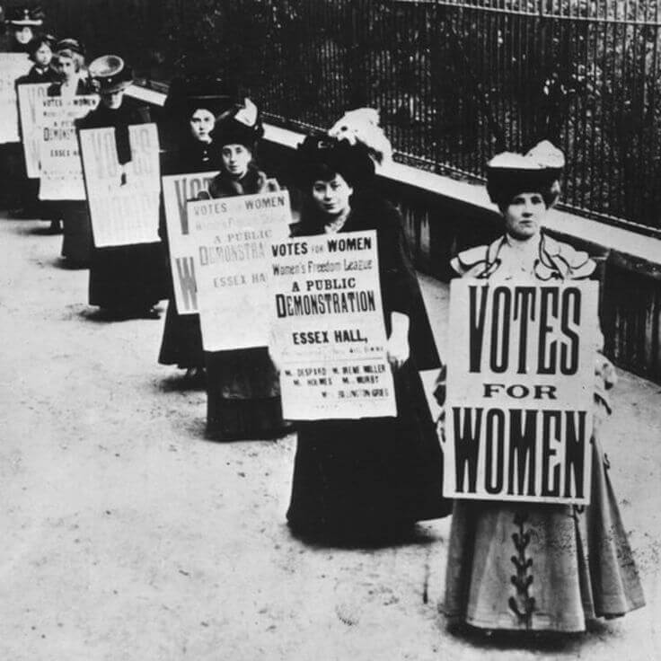 第一次世界大戰剛剛結束的時候，三十歲以上的英國婦女第一次可以像男人參與選舉，然而擁有投票權之前，當時的女性一度將爭取女性投票權的標語舉在胸前。