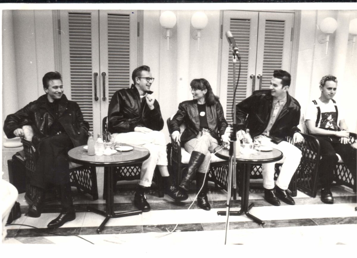 1988年英國樂隊Depeche Mode新聞發布會現場，Cornelia Günther當傳譯。（圖片由受訪者提供）